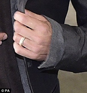 Οι πρώτες λεπτομέρειες από το γάμο Αντζελίνας Τζολί και Μπραντ Πιτ -Η φωτογραφία με τη βέρα [εικόνα] | iefimerida.gr 1