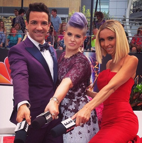 Ο Ελληνας που έχει γίνει ο φόβος και ο τρόμος των σταρ του Χόλιγουντ -Στην εκπομπή του σε αμερικανικό κανάλι σχολιάζει όλες τις εμφανίσεις τους [εικόνες] | iefimerida.gr 0