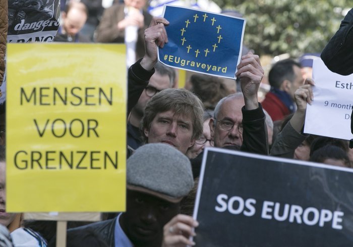 Διαδήλωσαν με φέρετρα στις Βρυξέλλες για τους νεκρούς μετανάστες [εικόνες] | iefimerida.gr 1