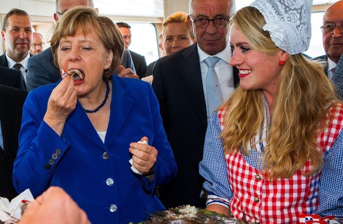 Δείτε την Ανγκελα Μέρκελ να... καταβροχθίζει ρέγγες [εικόνες] | iefimerida.gr 2