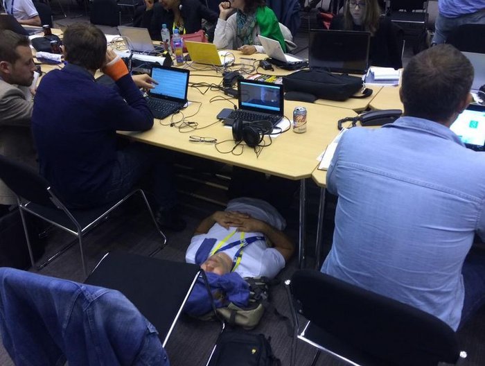 Κάτω από τα γραφεία, πάνω στα γραφεία, στο πάτωμα -Εξαντλημένοι δημοσιογράφοι στις Βρυξέλλες κοιμούνται όπου βρουν [εικόνες] | iefimerida.gr 12