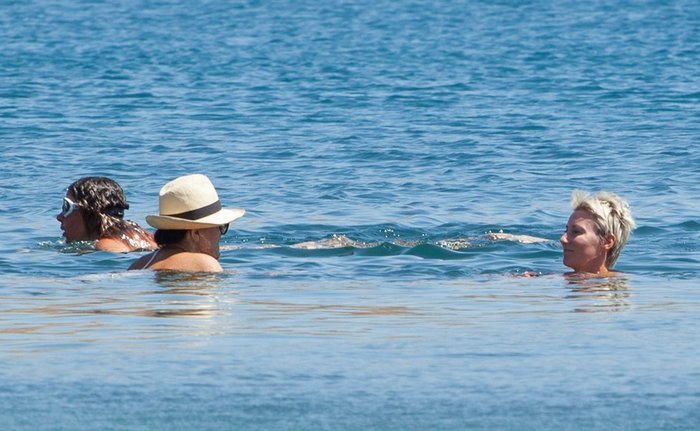 Η Νατάσα Καραμανλή με ροζ μπικίνι στην Πάτμο [εικόνες] | iefimerida.gr 1