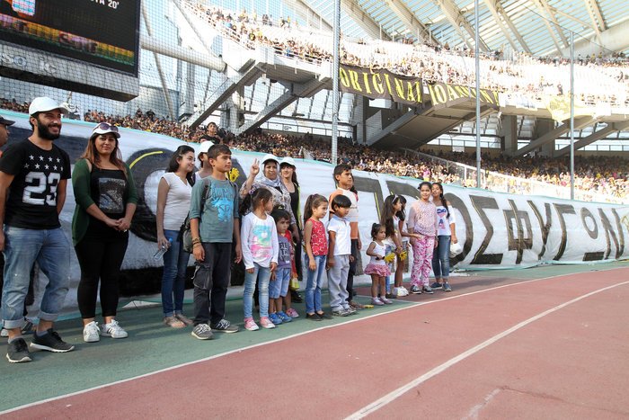 Οι οπαδοί της ΑΕΚ φιλοξένησαν πρόσφυγες στο Ολυμπιακό Στάδιο [εικόνες] | iefimerida.gr 1