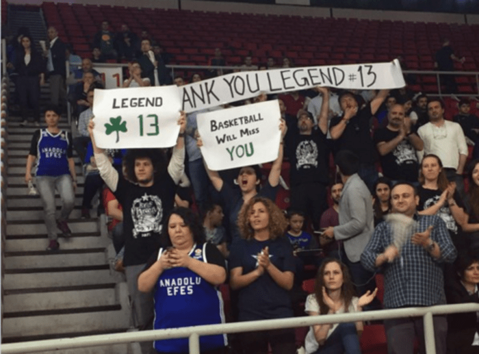 Αποθέωση Διαμαντίδη στην Τουρκία με πλακάτ: «Θα λείψεις στο μπάσκετ, είσαι ένας θρύλος» [εικόνα] | iefimerida.gr 0