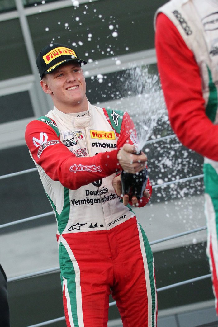 Ο 17χρονος Σουμάχερ αρχίζει να μοιάζει με τον Μίκαελ – Η σπάνια δημόσια εμφάνιση της γυναίκας του [εικόνες] | iefimerida.gr 4