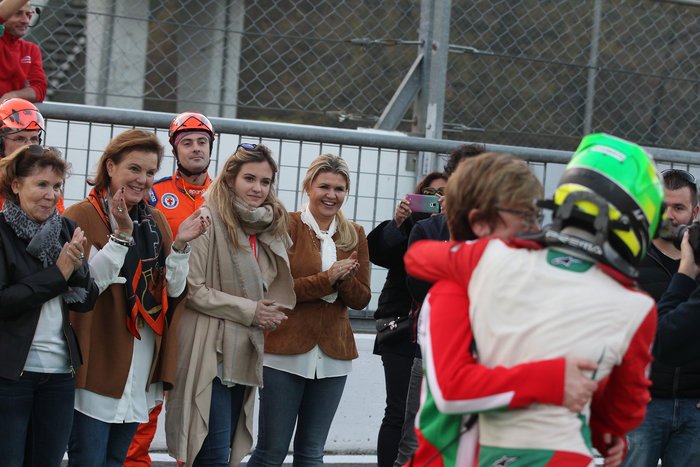 Ο 17χρονος Σουμάχερ αρχίζει να μοιάζει με τον Μίκαελ – Η σπάνια δημόσια εμφάνιση της γυναίκας του [εικόνες] | iefimerida.gr 3