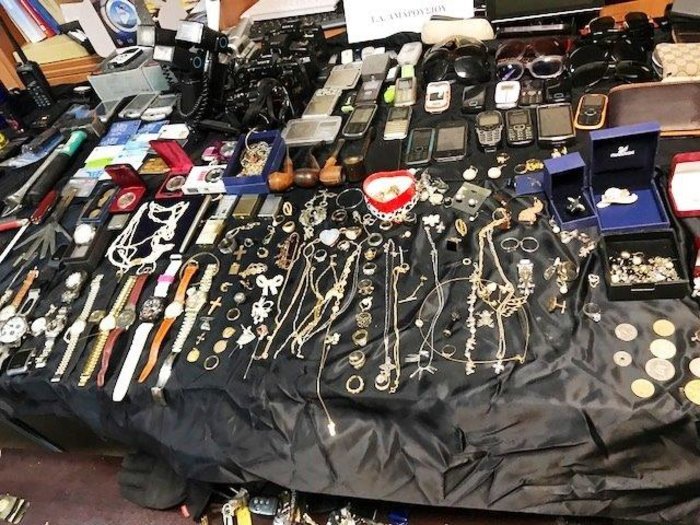 Στη... φάκα ο «χρυσοδάκτυλος» των βορείων προαστίων -Εκλεβε δημόσιες υπηρεσίες και διέπραττε απάτες | iefimerida.gr 2