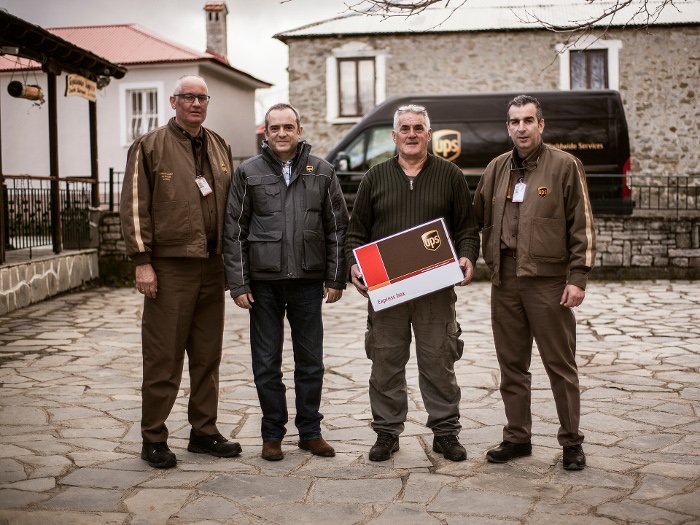 Η UPS φέρνει δώρα και βασικά είδη σε ένα από τα πιο απομακρυσμένα μέρη της Ελλάδας | iefimerida.gr 1