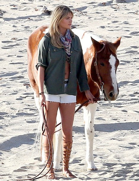 Η Κέιτ Απτον χαίρεται στην παραλία με ένα άλογο και ένα μαστίγιο [εικόνες] | iefimerida.gr 1