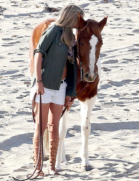 Η Κέιτ Απτον χαίρεται στην παραλία με ένα άλογο και ένα μαστίγιο [εικόνες] | iefimerida.gr 3