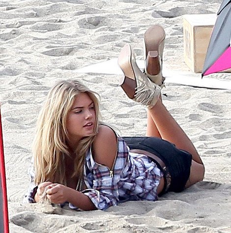 Η Κέιτ Απτον χαίρεται στην παραλία με ένα άλογο και ένα μαστίγιο [εικόνες] | iefimerida.gr 4