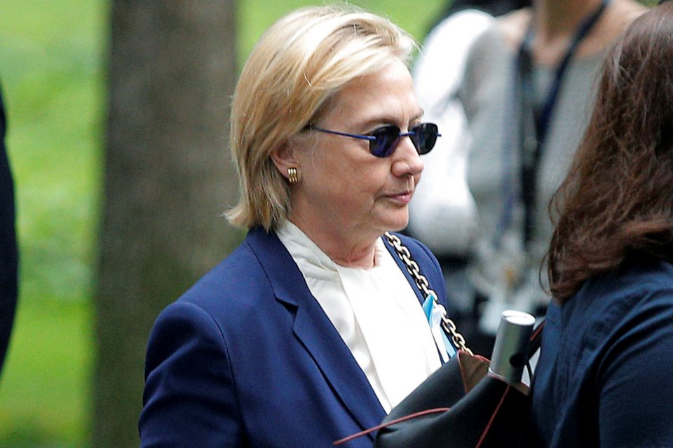 Ξαφνικό ιατρικό επεισόδιο για τη Χίλαρι -Εφυγε από την τελετή για τα θύματα της 11ης Σεπτεμβρίου [εικόνες] | iefimerida.gr 2