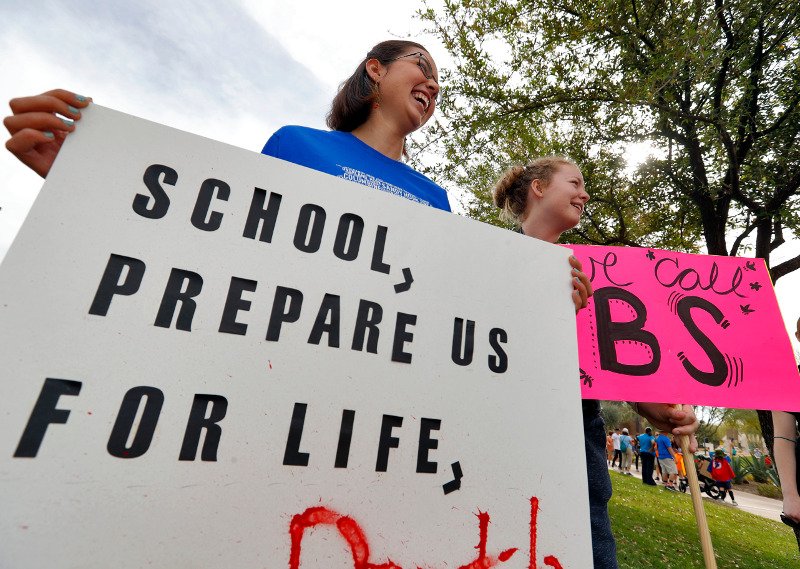 Χιλιάδες μαθητές και απλοί πολίτες διαδήλωσαν στις ΗΠΑ κατά των όπλων [εικόνες] | iefimerida.gr 4
