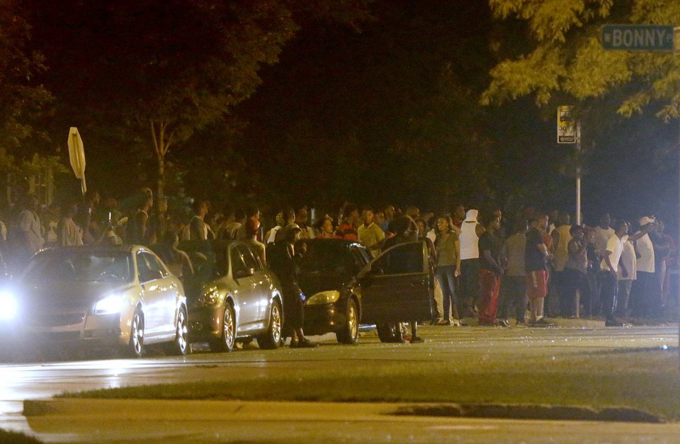 Χάος στο Μιλγουόκι μετά από θάνατο 23χρονου από αστυνομικά πυρά -Εσπασαν και έκαψαν τα πάντα [εικόνες & βίντεο] | iefimerida.gr 1