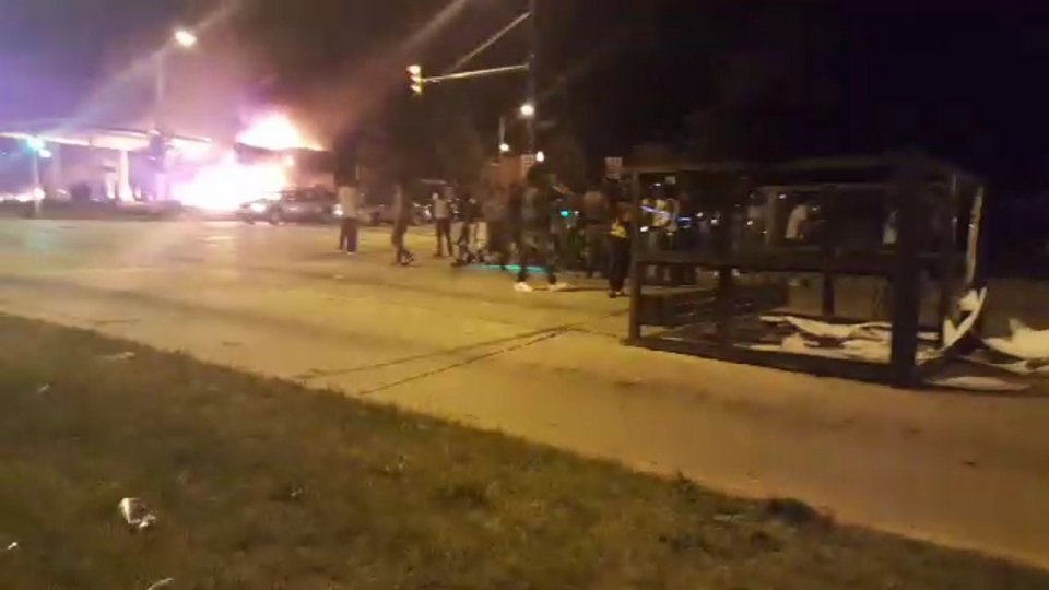 Χάος στο Μιλγουόκι μετά από θάνατο 23χρονου από αστυνομικά πυρά -Εσπασαν και έκαψαν τα πάντα [εικόνες & βίντεο] | iefimerida.gr 3