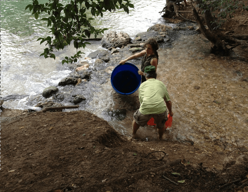 Πλένει τα ρούχα της ενώ κάνει ... ντους -Αφιέρωμα στους τσιγκούνηδες των ΗΠΑ από την Huffington Post [εικόνες] | iefimerida.gr 1