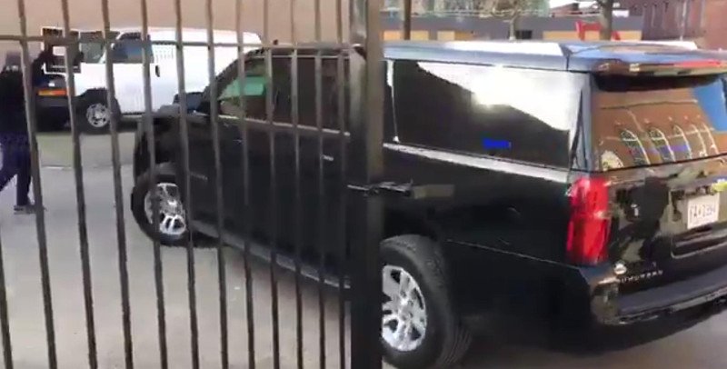 Μαθητές και δάσκαλοι έδιωξαν την υπουργό Παιδείας του Τραμπ από σχολείο [βίντεο] | iefimerida.gr 1