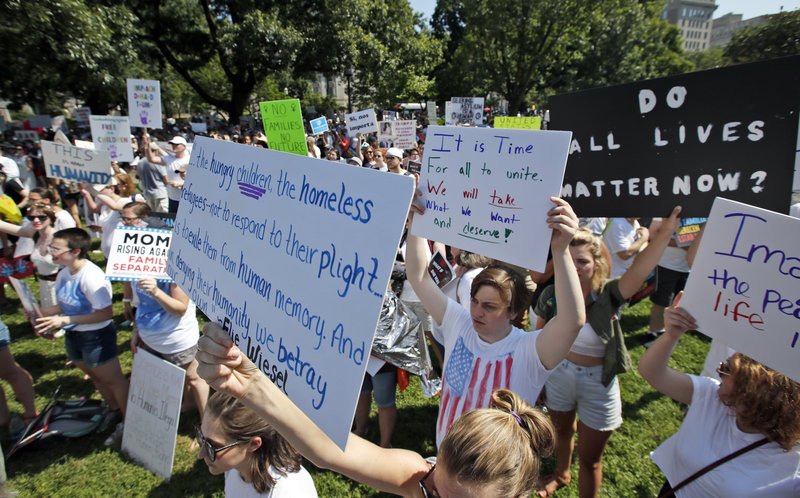 ΗΠΑ: Στους δρόμους οι Αμερικανοί κατά της μεταναστευτικής πολιτικής του Τραμπ [εικόνες] | iefimerida.gr 2