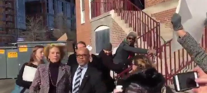 Μαθητές και δάσκαλοι έδιωξαν την υπουργό Παιδείας του Τραμπ από σχολείο [βίντεο] | iefimerida.gr 0