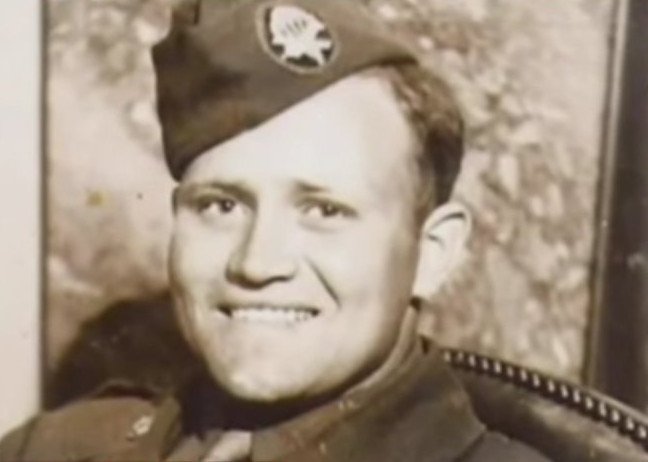 Μια συγκλονιστική ιστορία αγάπης: Συναντήθηκαν 72 χρόνια μετά [βίντεο] | iefimerida.gr 0