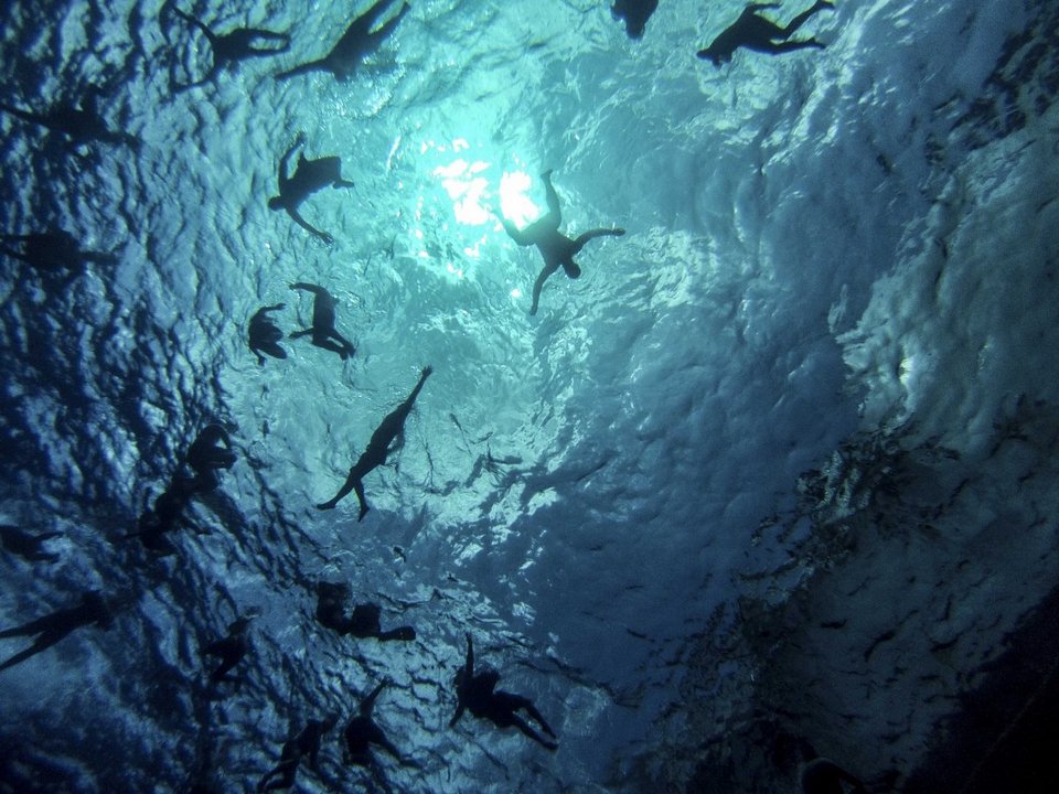 Οταν οι πεζοναύτες των ΗΠΑ κάνουν διάλειμμα για βουτιές [εικόνες] | iefimerida.gr 2