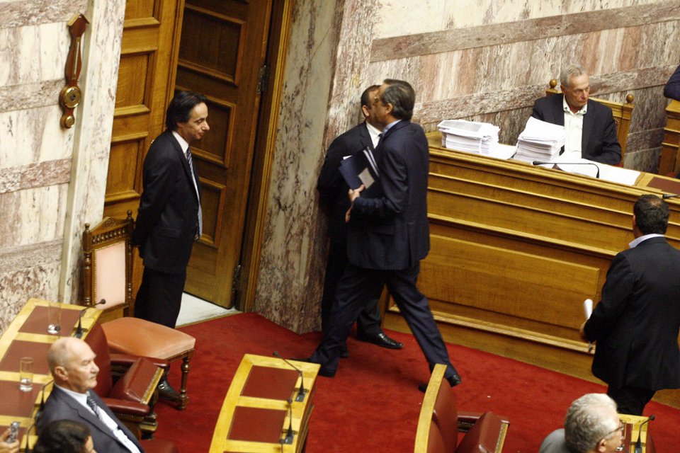 «Είσαι νούμερο», «Εξω ξεφτίλες», «Κατέβα κάτω!» -Πώς ο Σαμαράς έδιωξε, για πρώτη φορά, τη Ζωή από το προεδρείο [εικόνες] | iefimerida.gr 2