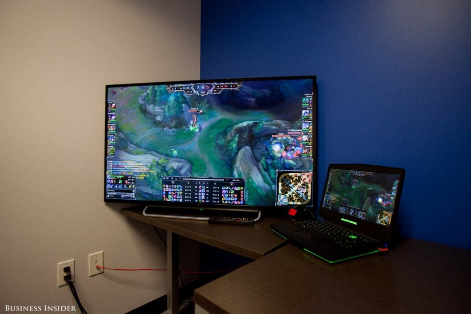 Παίζουν βιντεοπαιχνίδια 14 ώρες την ημέρα και κερδίζουν 100.000 δολάρια το χρόνο [εικόνες] | iefimerida.gr 4