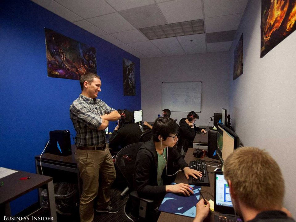 Παίζουν βιντεοπαιχνίδια 14 ώρες την ημέρα και κερδίζουν 100.000 δολάρια το χρόνο [εικόνες] | iefimerida.gr 2