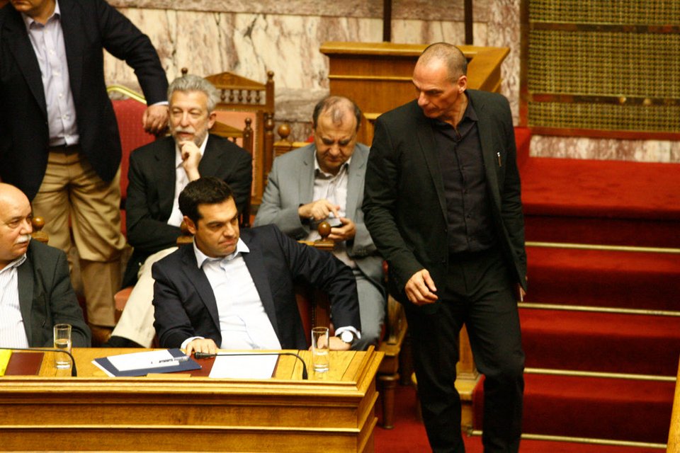 Bουλευτές του ΣΥΡΙΖΑ πέφτουν πάνω στον Βαρουφάκη και ρωτούν με αγωνία [εικόνες] | iefimerida.gr 7