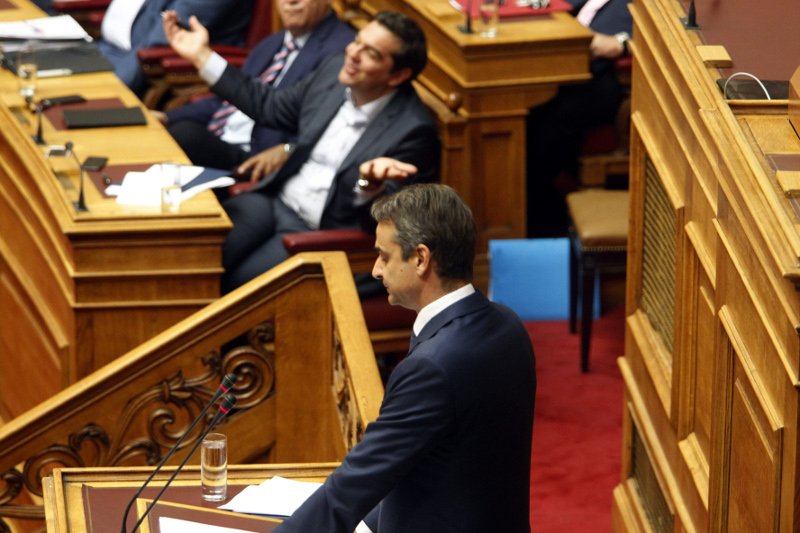 Τα παραλειπόμενα της συζήτησης στη Βουλή: Τα ασυγκράτητα γέλια και το απίστευτο φόρεμα [εικόνες] | iefimerida.gr 11