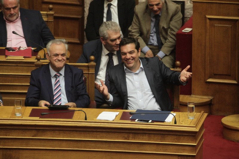 Τα παραλειπόμενα της συζήτησης στη Βουλή: Τα ασυγκράτητα γέλια και το απίστευτο φόρεμα [εικόνες] | iefimerida.gr 10