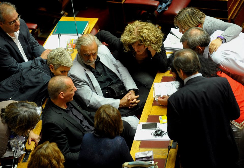 Bουλευτές του ΣΥΡΙΖΑ πέφτουν πάνω στον Βαρουφάκη και ρωτούν με αγωνία [εικόνες] | iefimerida.gr 6