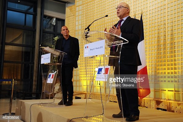 Γιατί ο Βαρουφάκης βάζει συνέχεια το χέρι του στην τσέπη [εικόνες] | iefimerida.gr 1