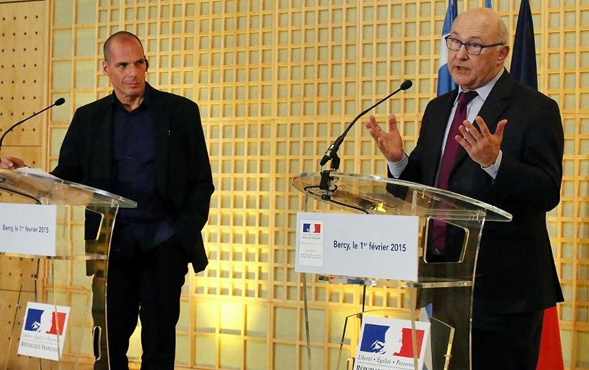 Γιατί ο Βαρουφάκης βάζει συνέχεια το χέρι του στην τσέπη [εικόνες] | iefimerida.gr 0