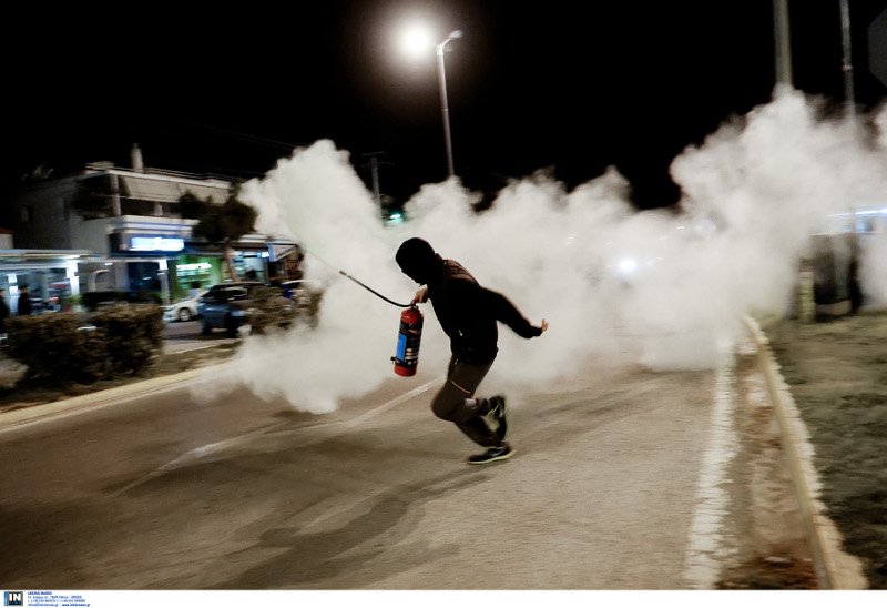 Σε επεισόδια και προσαγωγές από την αστυνομία κατέληξε το ραντεβού για κόντρες στη Βάρκιζα [εικόνες] | iefimerida.gr 3