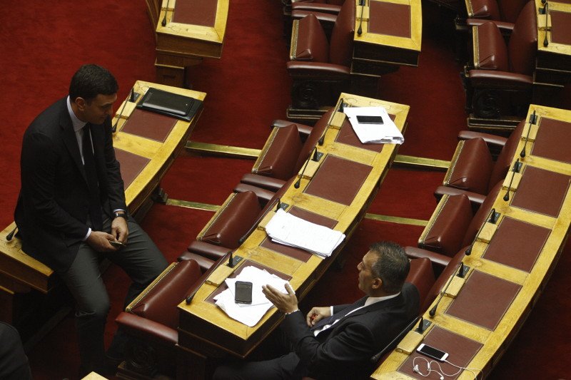 Τα παραλειπόμενα της συζήτησης στη Βουλή: Τα ασυγκράτητα γέλια και το απίστευτο φόρεμα [εικόνες] | iefimerida.gr 6