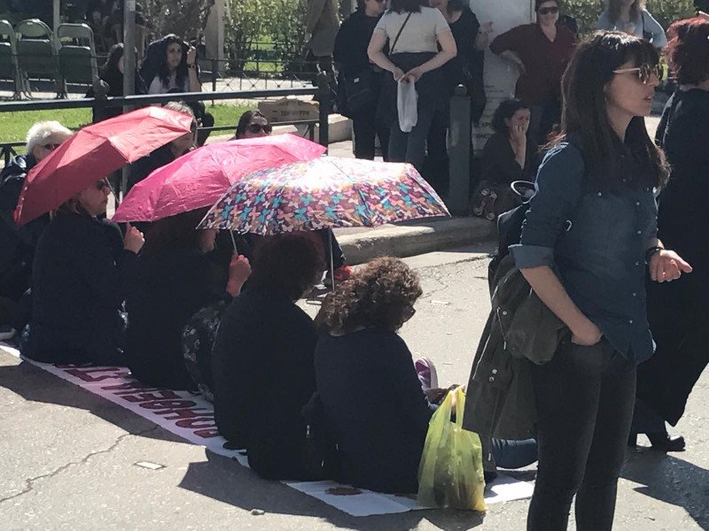 Συμβολική κατάληψη συμβασιούχων του προγράμματος «Βοήθεια στο Σπίτι» στο Υπουργείο Εσωτερικών | iefimerida.gr 1