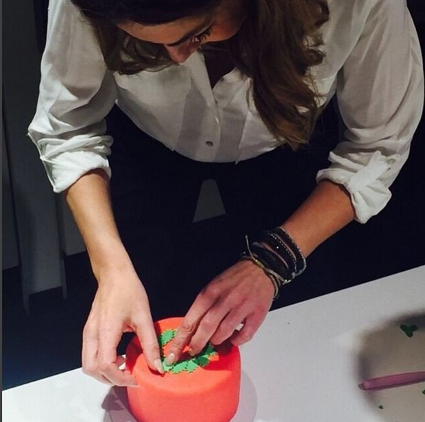 Δέσποινα Βανδή: Πουλάει γλυκά από τα χεράκια της για καλό σκοπό [εικόνες]  | iefimerida.gr 1