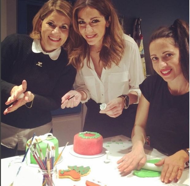 Δέσποινα Βανδή: Πουλάει γλυκά από τα χεράκια της για καλό σκοπό [εικόνες]  | iefimerida.gr 0