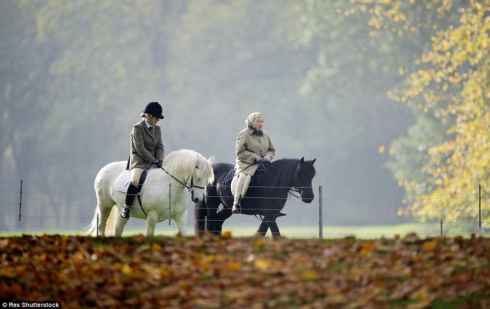 Αμαζόνα βασίλισσα: Η 89χρονη Ελισάβετ πήγε για ιππασία στον Τάμεση [εικόνες]  | iefimerida.gr 1