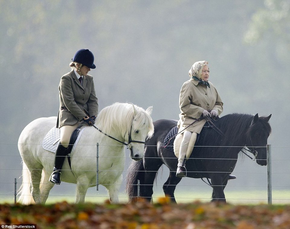 Αμαζόνα βασίλισσα: Η 89χρονη Ελισάβετ πήγε για ιππασία στον Τάμεση [εικόνες]  | iefimerida.gr 0