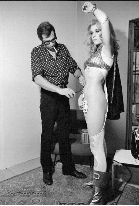 Οι... καλτ στιγμές ενός ζευγαριού: Ο Ροζέ Βαντίμ ντύνει την Τζέιν Φόντα Μπαρμπαρέλα [εικόνες] | iefimerida.gr 0