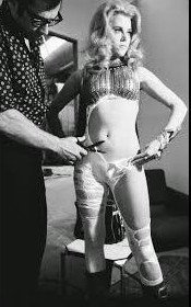 Οι... καλτ στιγμές ενός ζευγαριού: Ο Ροζέ Βαντίμ ντύνει την Τζέιν Φόντα Μπαρμπαρέλα [εικόνες] | iefimerida.gr 1