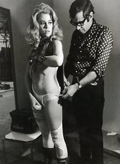 Οι... καλτ στιγμές ενός ζευγαριού: Ο Ροζέ Βαντίμ ντύνει την Τζέιν Φόντα Μπαρμπαρέλα [εικόνες] | iefimerida.gr 2