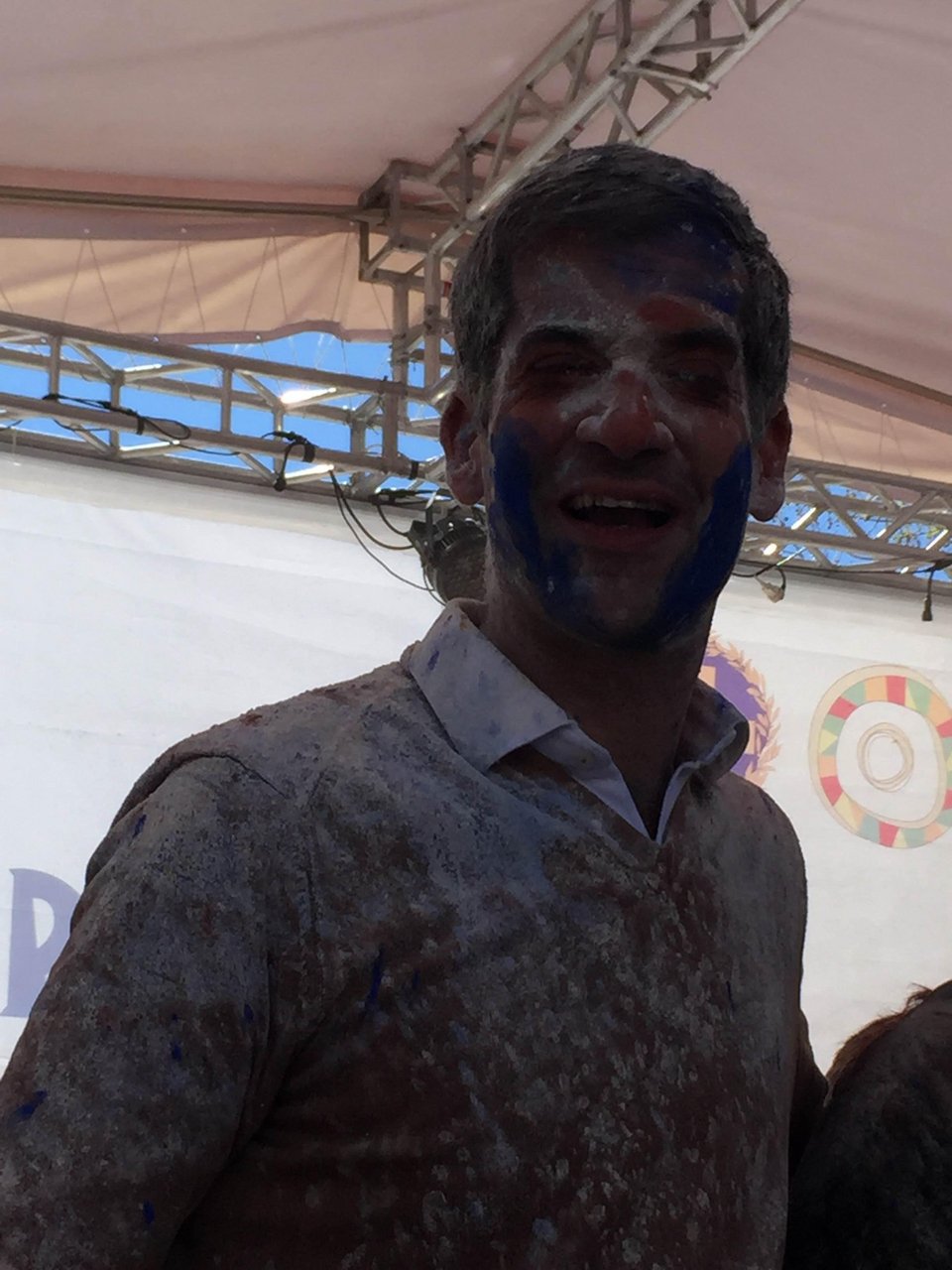 Δείτε τον Κώστα Μπακογιάννη... αγνώριστο- Καρναβαλική «επίθεση» με αλεύρια και μπογιές [εικόνες] | iefimerida.gr 1