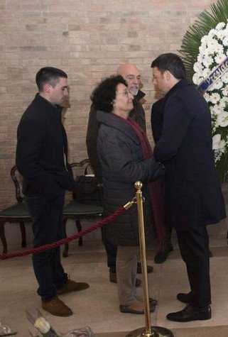 Βενετία: Ο Ρέντσι στην κηδεία της 29χρονης Ιταλίδας που δολοφονήθηκε στο Bataclan [εικόνες] | iefimerida.gr 4