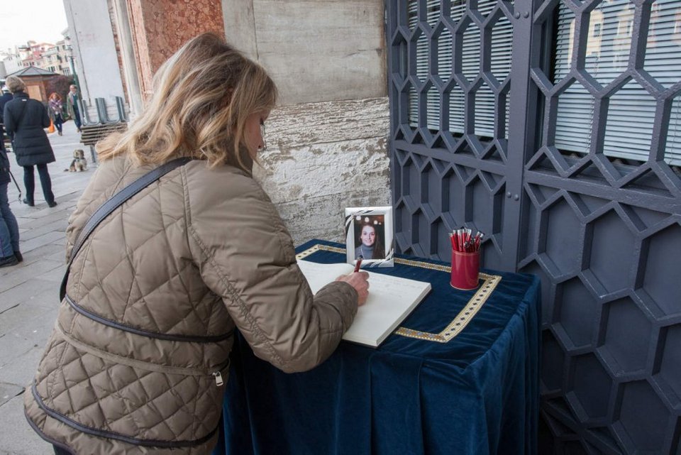 Βενετία: Ο Ρέντσι στην κηδεία της 29χρονης Ιταλίδας που δολοφονήθηκε στο Bataclan [εικόνες] | iefimerida.gr 8