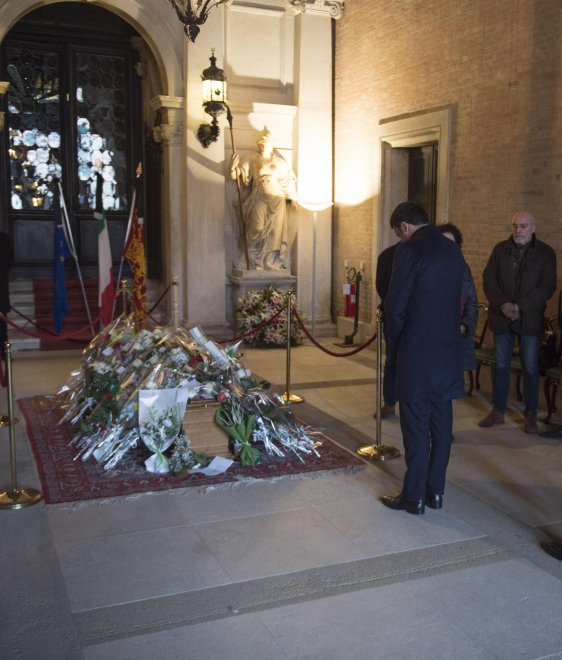 Βενετία: Ο Ρέντσι στην κηδεία της 29χρονης Ιταλίδας που δολοφονήθηκε στο Bataclan [εικόνες] | iefimerida.gr 7