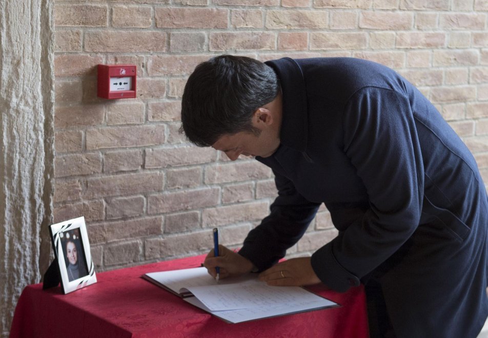 Βενετία: Ο Ρέντσι στην κηδεία της 29χρονης Ιταλίδας που δολοφονήθηκε στο Bataclan [εικόνες] | iefimerida.gr 6