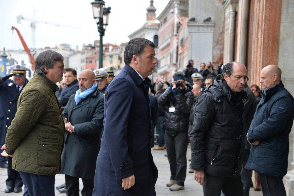 Βενετία: Ο Ρέντσι στην κηδεία της 29χρονης Ιταλίδας που δολοφονήθηκε στο Bataclan [εικόνες] | iefimerida.gr 9